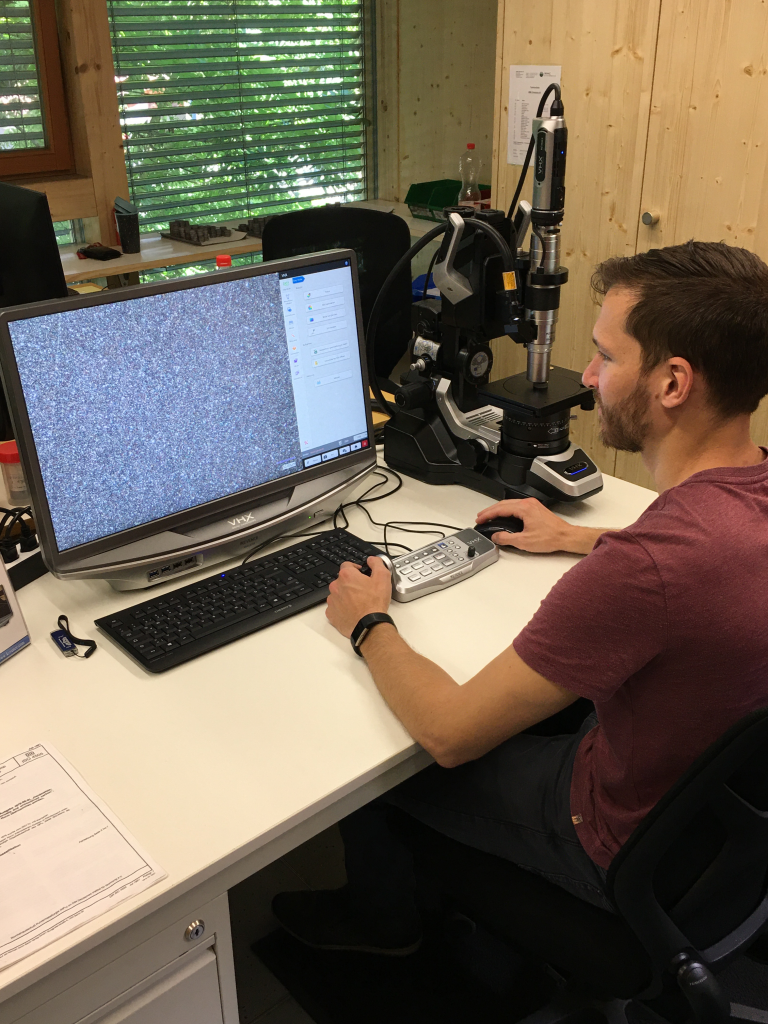 Eric Faude vor unserem neuen Mikroskop